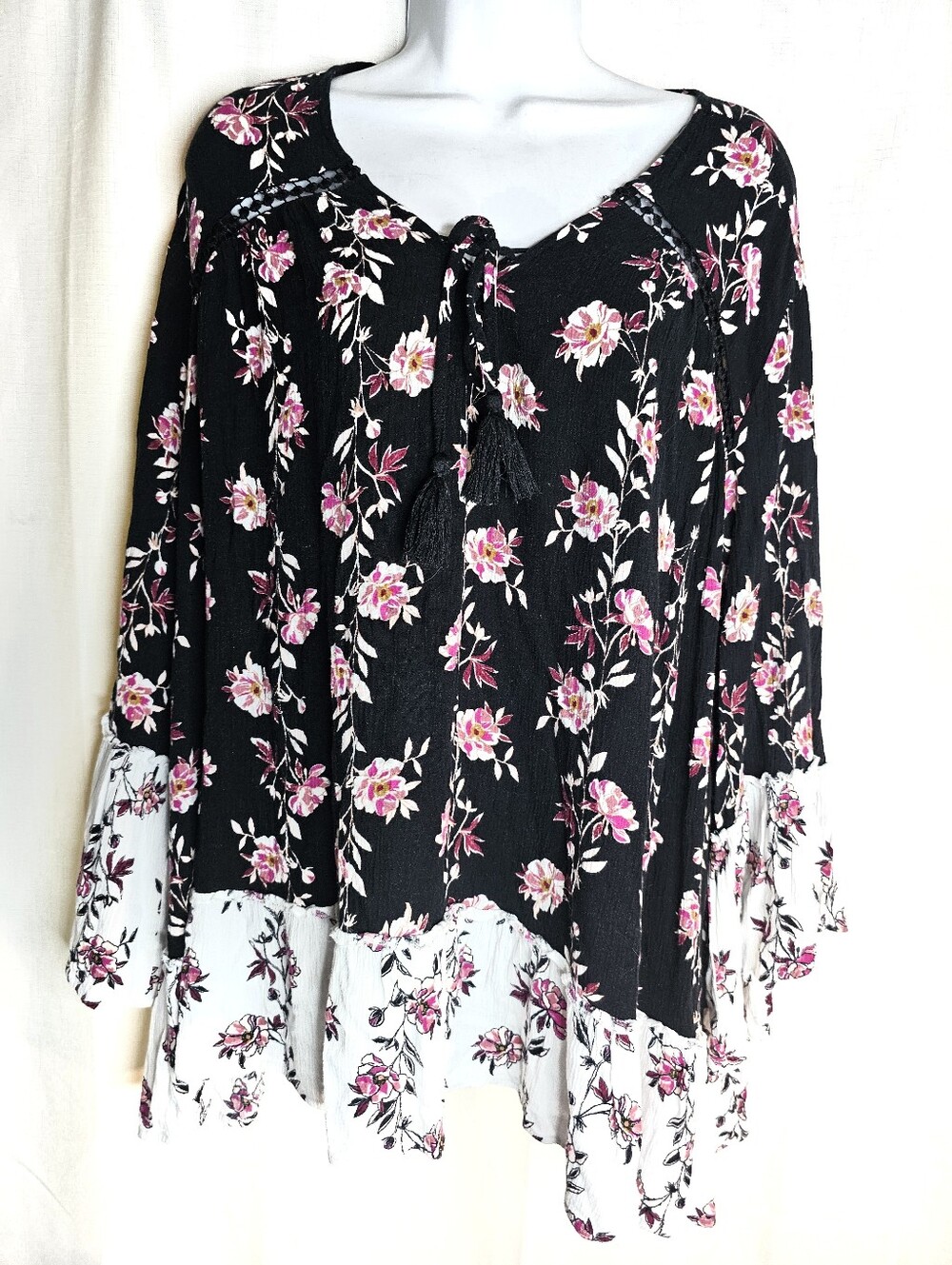3/$20 Cato Sz 22/24W Boho Floral Tie-Neck Top